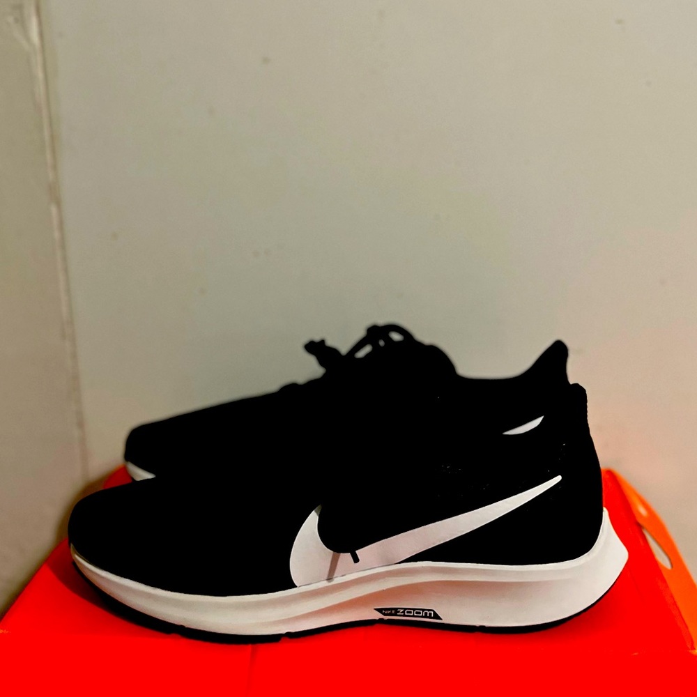Nike Air Zoom Pegasus 36 "Blk/White" Sz 9